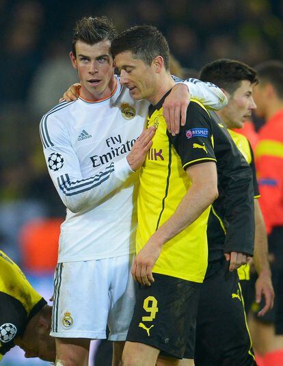 Bale se saluda con Lewandowski al finalizar el partido