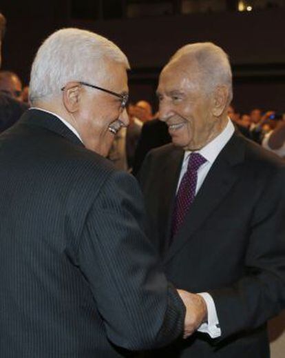 Abbas, de espaldas, saluda a Peres.