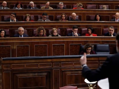 El presidente del Gobierno, Mariano Rajoy (de espaldas), en una comparecencia ante el Congreso de los Diputados.  