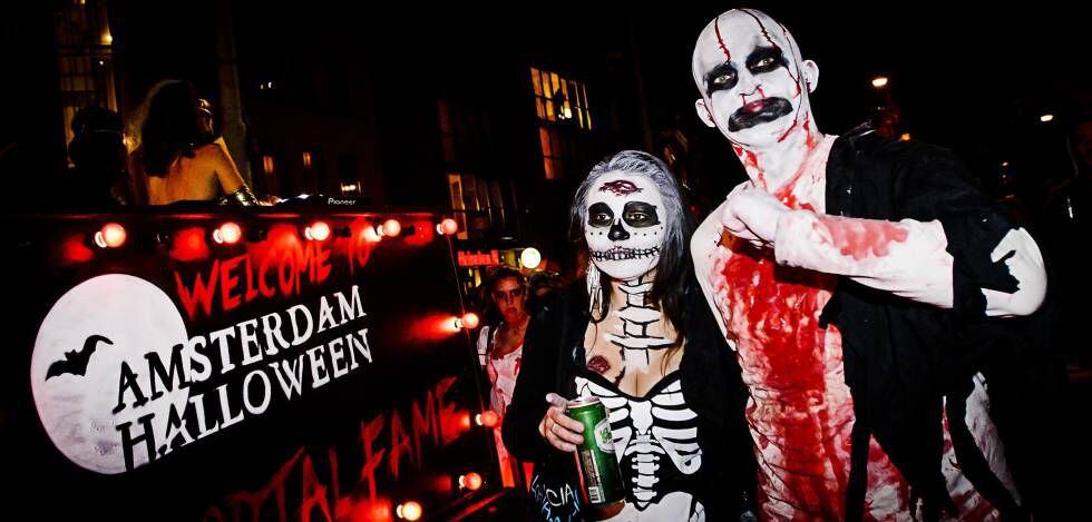 Una pareja disfrazada para la ocasión celebran Halloween en Ámsterdam.