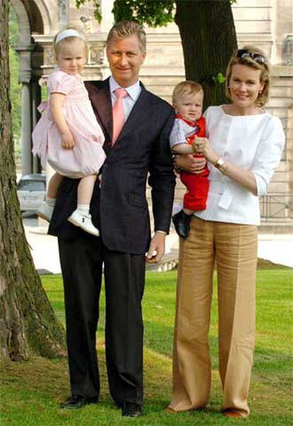 Los príncipes posan con sus hijos Elisabeth y Gabriel en el Palacio Laeken de Bruselas en mayo de 2004.