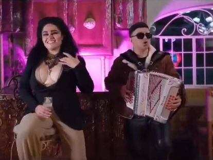 Georgina Tiscareño junto al cantante Ángel Fuentes, en una captura del video de la canción 'Tormenta'.