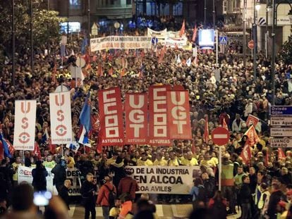 Multitudinaria manifestación contra el cierre de Alcoa en Avilés, el jueves pasado.