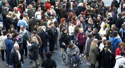 Centenares de discapacitados y sus familias han recurrido hoy en Valencia en una sede de Bienestar Social el copago de centros.