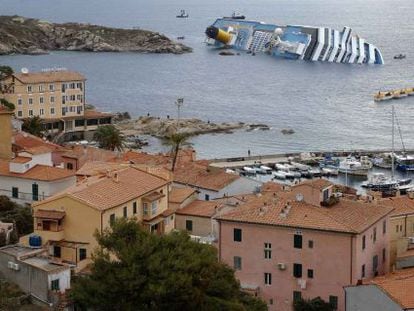 Vista del crucero 'Costa Concordia' semihundido desde la Isla de Giglio.