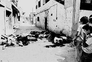 Unos niños observan los cadáveres de palestinos muertos durante la matanza de Sabra y Chatila en 1982.
