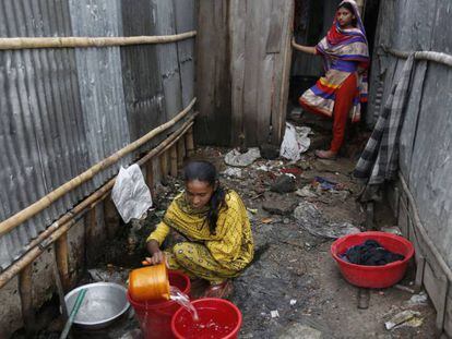 Una chica bangladesh&iacute; llena un barre&ntilde;o de agua limpia en un suburbio de la capital, Daca.