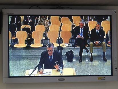 Imagen del monitor instalado en la sala de prensa de la Audiencia Nacional de la declaración del extesorero del PP Luis Bárcenas
