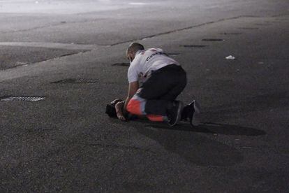 Un voluntario de Cruz Roja intenta reanimar a Eléne Habiba sobre el asfalto del muelle de Arguineguín (Gran Canaria) en la noche del 16 de marzo.