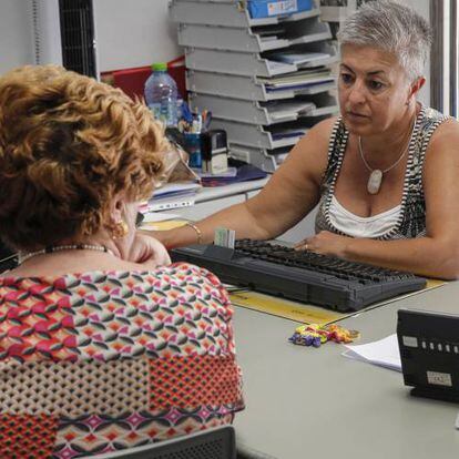 Rosa Gonz&aacute;lez; m&eacute;dica de atenci&oacute;n primaria en el Centro de salud Salvador Pau de Valencia, con una paciente.