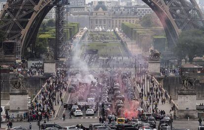 Manifestación de taxistas franceses, a los pies de la Torre Eiffel, en 2019.