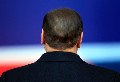 Sivlio Berlusconi llega al segundo día de la cumbre del G-20 celebrada en Cannes, el pasado 4 de noviembre.
