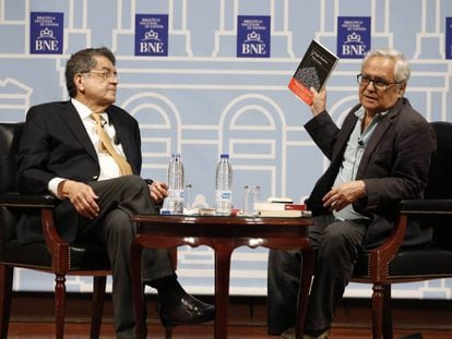 Sergio Ramírez (izquierda) y Juan Cruz, en la Biblioteca Nacional.