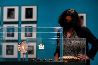 El museo barcelonés muestra medio centenar de joyas realizadas por Pablo Picasso, una de sus producciones menos conocidas, en una exposición que pone en valor una creación destinada al ámbito más familiar.