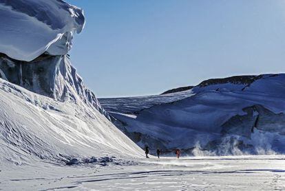 Cient&iacute;ficos de la Operaci&oacute;n IceBridge, este verano, frente al muro de hielo que es el frente del glaciar Great Land. NASA / Michael Studinger