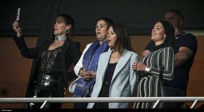 Georgina Rodríguez, a la derecha, junto a la familia de Cristiano Ronaldo, en Lisboa, el pasado domingo.