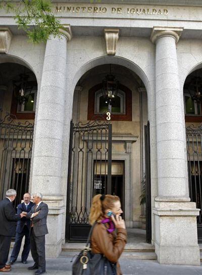 Puerta principal de la sede del Ministerio de Igualdad.