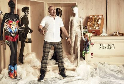 Thierry Mugler, en un retrato de 2018 junto a algunas de sus creaciones más célebres.