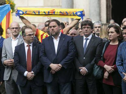 Concentraci&oacute;n el lunes en la Plaza Sant Jaume contra la represi&oacute;n policial, con todo el Gobierno catal&aacute;n, entre ellos Carles Puigdemont y Oriol Junqueras, y la alcaldesa de Barcelona, Ada Colau. 