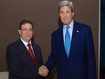 Fotografía cedida por el Departamento de estado de EE.UU. del Secretario de estado, John Kerry junto al ministro cubano de Relaciones Exteriores, Bruno Rodriguez, durante una reunión bilateral en Ciudad de Panamà, Panamà. EFE