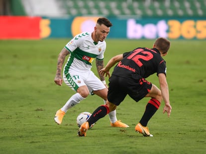 Josan encara a Ahien Muñoz, en el debut del Elche en Primera.