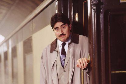 En una película para televisión emitida en 2001, Alfred Molina se metía en la piel del célebre detective Hercule Poirot para investigar el asesinato "en tiempos modernos y con un giro moderno", tal y como rezaba la sinopsis oficial. 