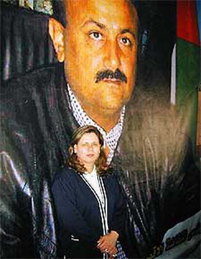 Fuad Barguti posa junto a una fotografía de su marido en Ramala.