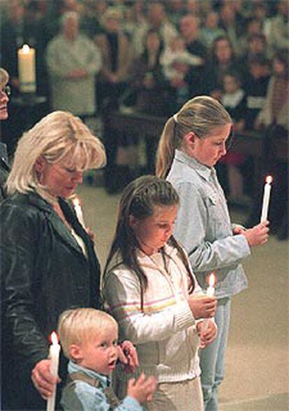 Una familia polaca, en la misa por los compatriotas fallecidos el 11-M.