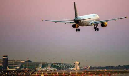 Un avió de Vueling aterrant a l'aeroport del Prat, a Barcelona.
 