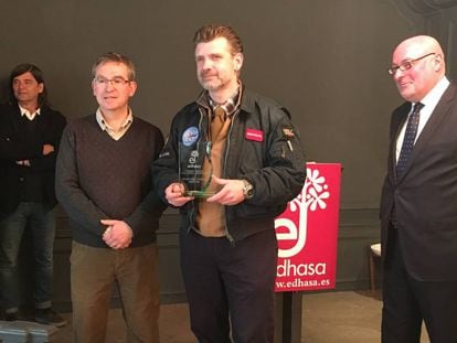 El escritor Francisco Narla recibe el I Premio Edhasa Narrativas Históricas entre Santiago Posteguillo (izquierda) y el editor Daniel Fernández.