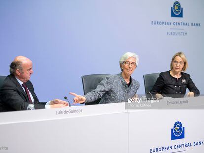 Christine Lagarde, presidenta del Banco Central Europeo, y el vicepresidente Luis de Guindos en una reunión en Frankfurt en marzo de 2020.