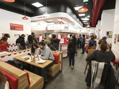 Interior de la hamburgueser&iacute;a Five guys, en Gran V&iacute;a, ayer por la tarde.