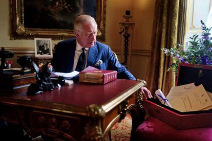 El rey Carlos III con el maletín rojo donde se guardan los papeles del gobierno, en su despacho en el palacio de Buckingham en una imagen difundida este 23 de septiembre de 2022.