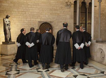 Los miembros del organismo garante del Estatuto catalán, y que prevé la carta autonómica, ayer en el Palau de la Generalitat tras tomar posesión del cargo.