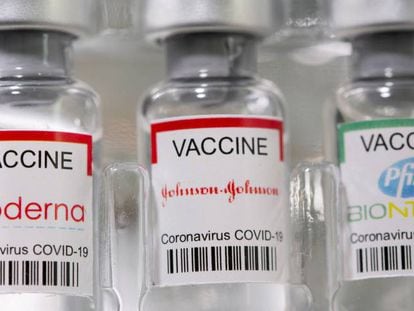 Viales de vacunas para el Covid de Moderna, Janssen y Pfizer.