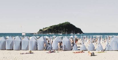 Playa de la Concha, con la isla de Santa Clara al fondo, en San Sebastián.