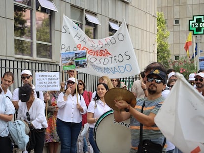 Manifestación de trabajadores andaluces de la compañía Abengoa ante la sede SEPI, en Madrid, este martes.