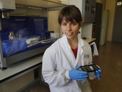 La Investigadora Anna Cuscó en su laboratorio.