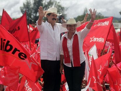 Manuel Zelaya y su esposa Xiomara Castro en 2013.