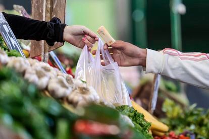 Una persona realiza compras en el mercado Central de Frutas y Verduras de Buenos Aires, el pasado jueves.