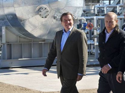 El primer ministro ruso Vladimir Putin (centro), y el Director ejecutivo de Gazprom, Alexei Miller (derecha) en septiembre de 2011 acompañan al entonces canciller alemán Gerhard Schroeder (izquierda) durante la inauguración del oleoducto Nord Stream.