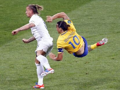 Ibrahimovic marca el 1-0 cerca de Philippe Mexes.