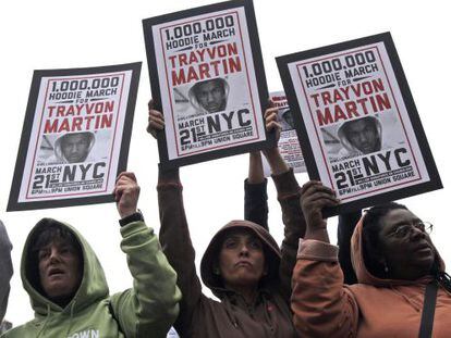 Manifestantes participan en la marcha &quot;Un mill&oacute;n de capuchas&quot; en protesta por la muerte de Tryavon Martin.