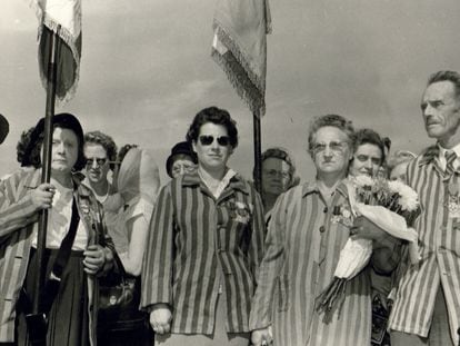 Supervivientes del campo de Ravensbrück, en la inauguración de un monumento conmemorativo en 1959.