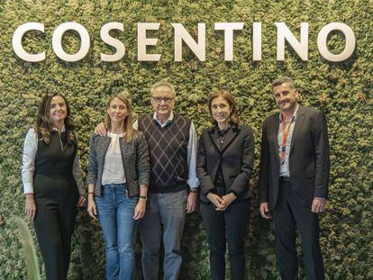 Directivos de Cosentino, con Francisco Martínez-Cosentino, presidente de la compañía, en el centro de la imagen.