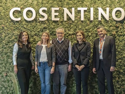 Directivos de Cosentino, con Francisco Martínez-Cosentino, presidente de la compañía, en el centro de la imagen.