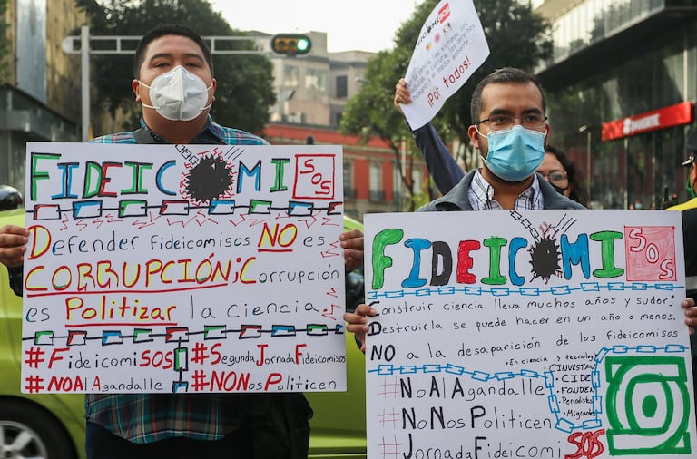 Manifestantes protestan frente al Senado en Ciudad de México por la extinción de los fideicomisos para la ciencia el pasado octubre.