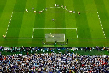 Wojciech Szczesny detiene el penalti a Messi en la primera parte del partido entre Argentina y Polonia. 