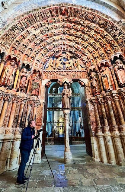 El autor del blog delante de la portada de la Majestad de la colegiata de Toro, en Zamora.