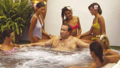 Jesús Gil en 'Las noches de tal y tal', el programa que presentaba en Telecinco en 1991.